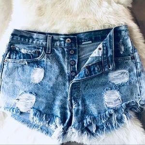 501 [Levi’s] Cut Off Jean Shorts